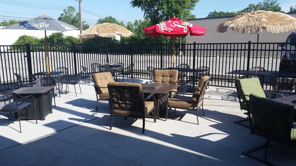 Slip Mahoneys | restaurant | 18480 Fort St, Riverview, MI 48193, USA | 7342855066 OR +1 734-285-5066