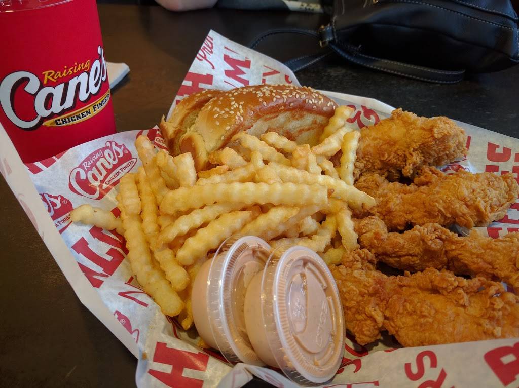 Raising Canes Chicken Fingers | meal takeaway | 17696 Airline Hwy, Prairieville, LA 70769, USA | 2256733465 OR +1 225-673-3465