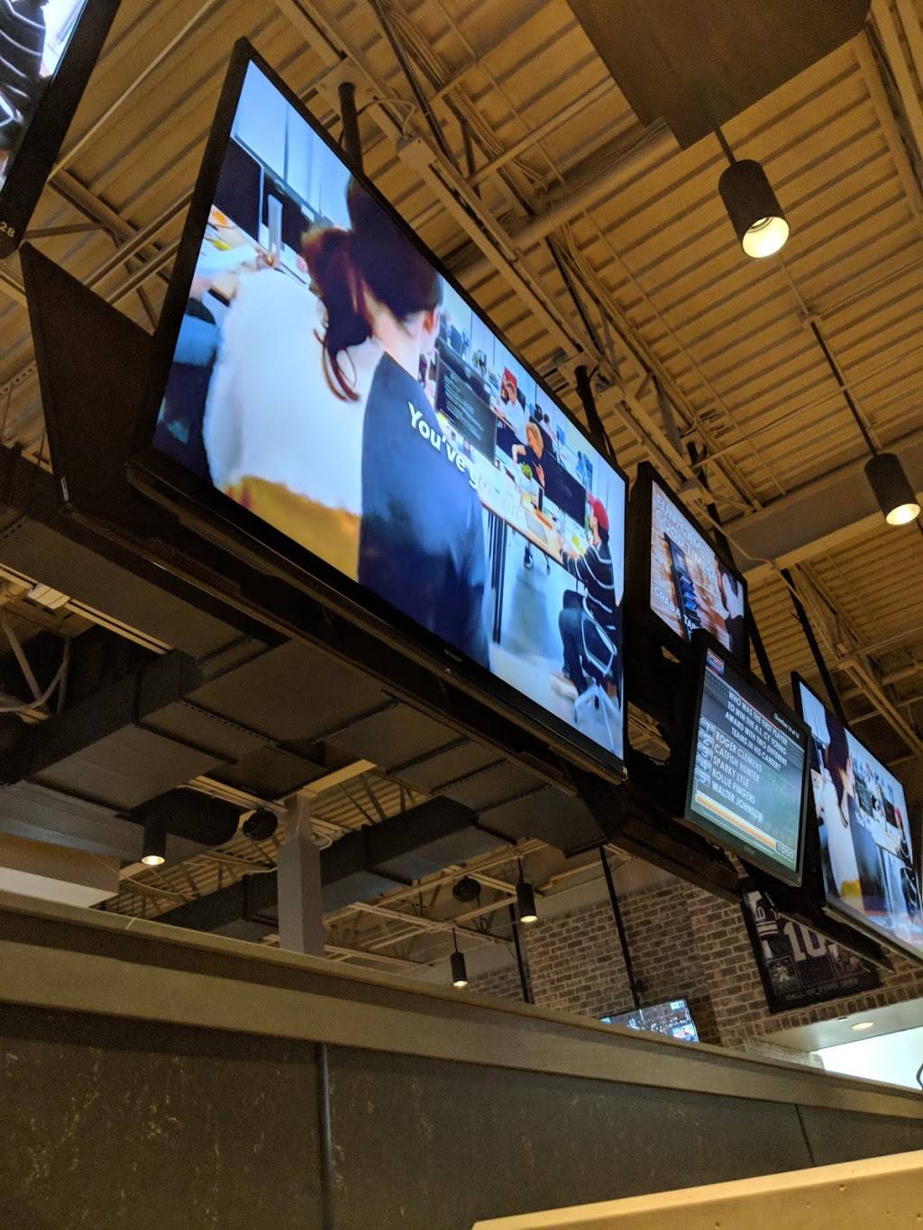 Buffalo Wild Wings | meal takeaway | 18425 Orchard Trail, Lakeville, MN 55044, USA | 9528982999 OR +1 952-898-2999