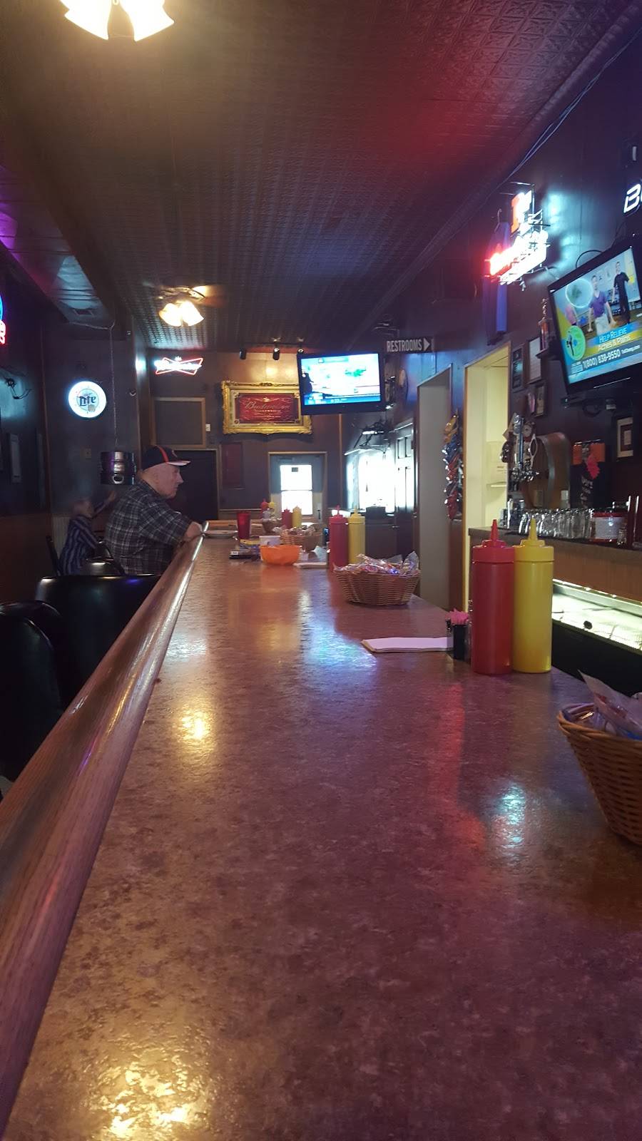 Topsys Bar & Grill | restaurant | 23 W Front St, El Paso, IL 61738, USA | 3095274338 OR +1 309-527-4338