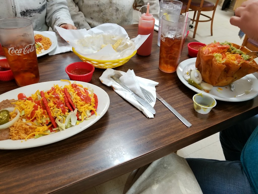 Thad And Paisleys | restaurant | 12237 US-281, Scotland, TX 76379, USA | 9405413663 OR +1 940-541-3663