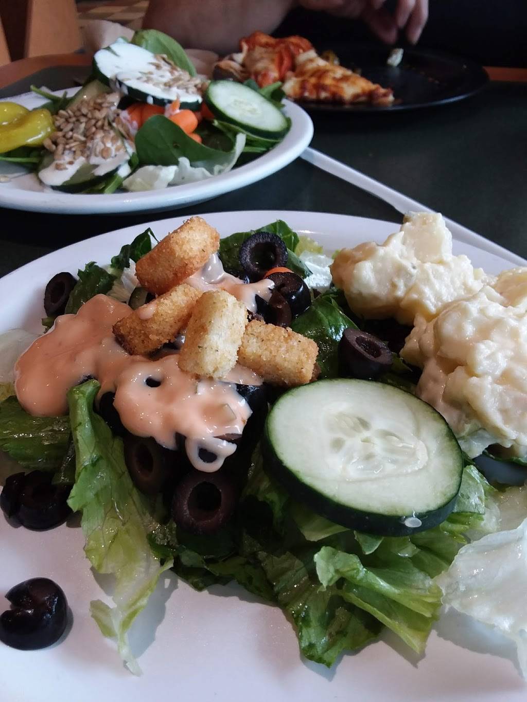 Round Table Pizza | meal delivery | 1728 W Olive Ave, Merced, CA 95348, USA | 2093832999 OR +1 209-383-2999