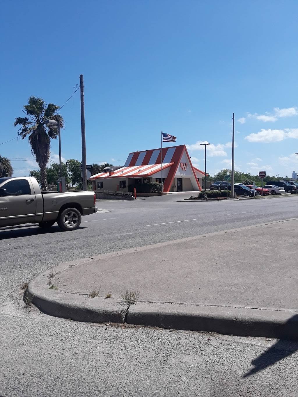 Whataburger | restaurant | 4444 E Causeway Blvd, Corpus Christi, TX 78402, USA | 3618818002 OR +1 361-881-8002