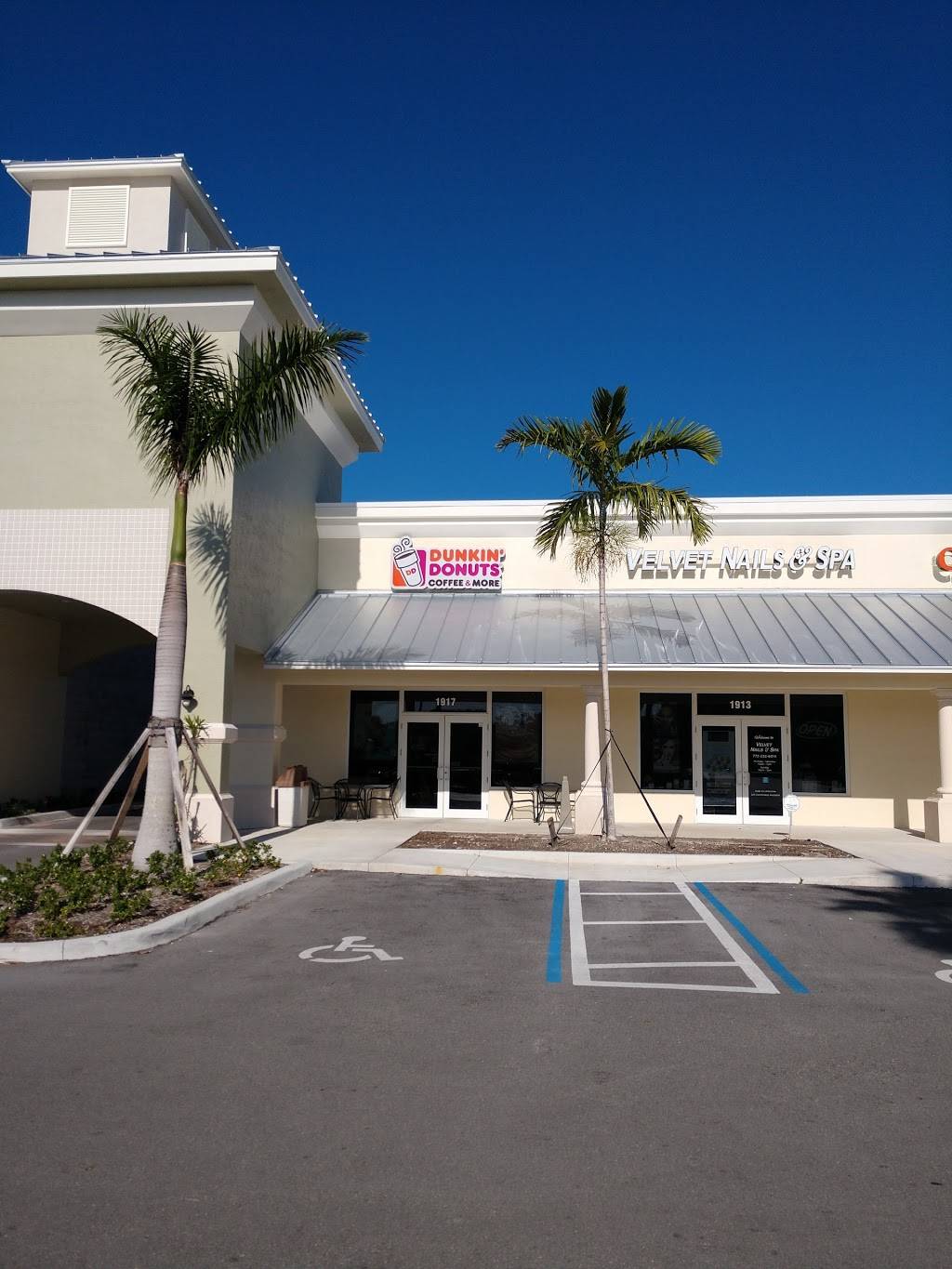 Dunkin | bakery | 1917 NW Federal Hwy, Stuart, FL 34994, USA | 7727771372 OR +1 772-777-1372