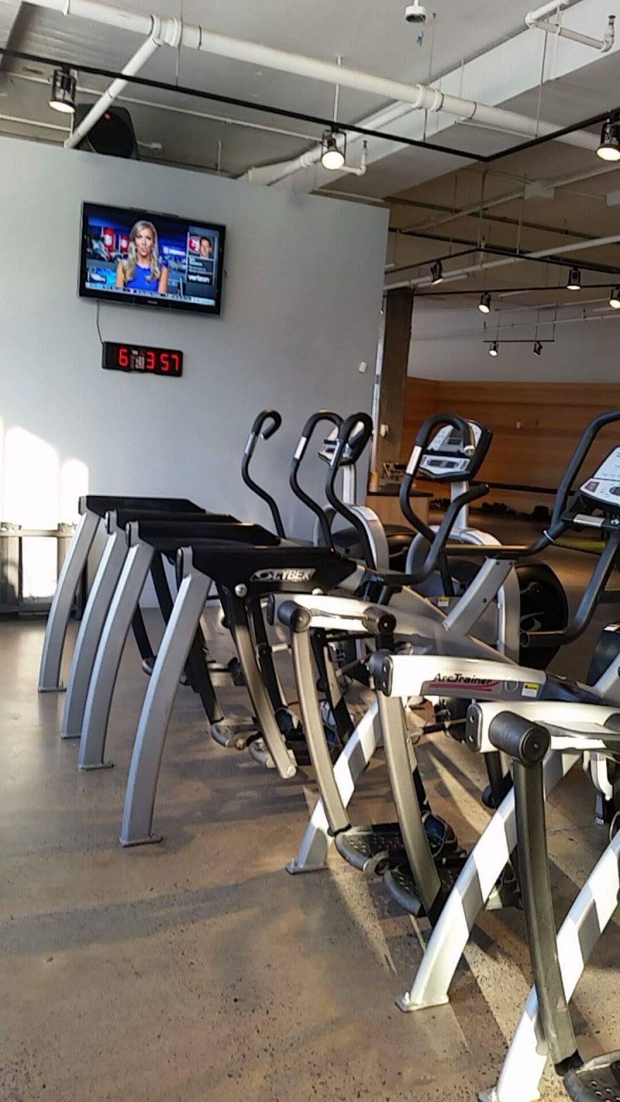 Siscoe Gym | restaurant | 8170 Boulevard Décarie, Montréal, QC H4P 2S8, Canada | 4387956722 OR +1 438-795-6722