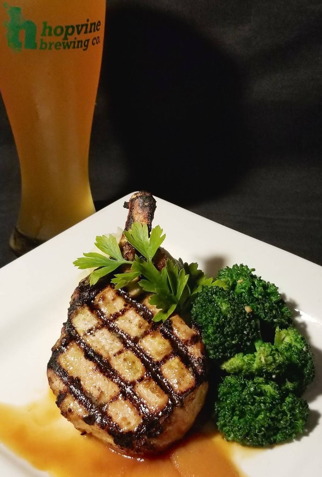 Hopvine Brewing Company | restaurant | 4030 Fox Valley Center Dr, Aurora, IL 60504, USA | 6302296030 OR +1 630-229-6030