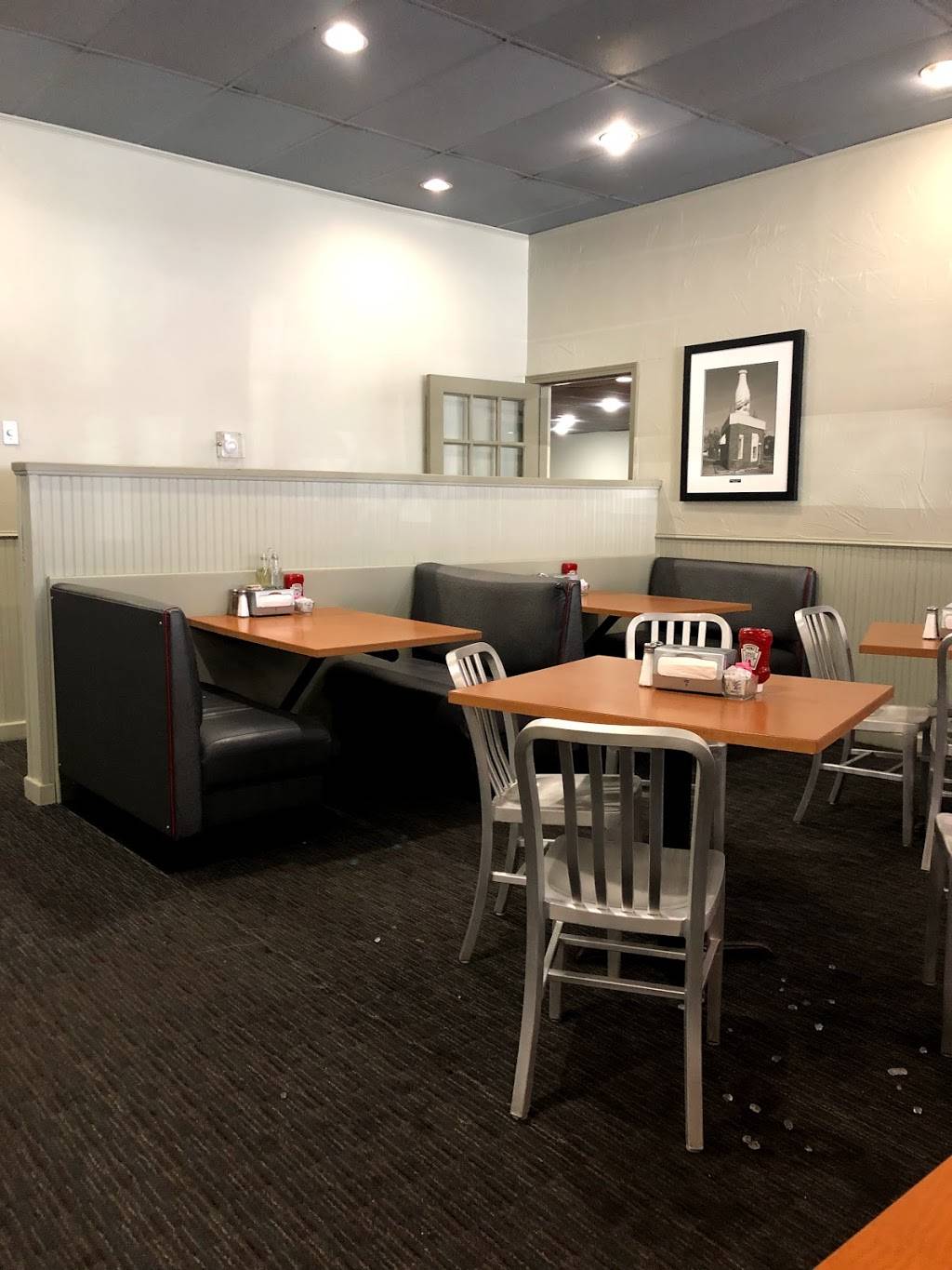 Johnnies Charcoal Broiler | restaurant | 2652 W Britton Rd, Oklahoma City, OK 73120, USA | 4057512565 OR +1 405-751-2565