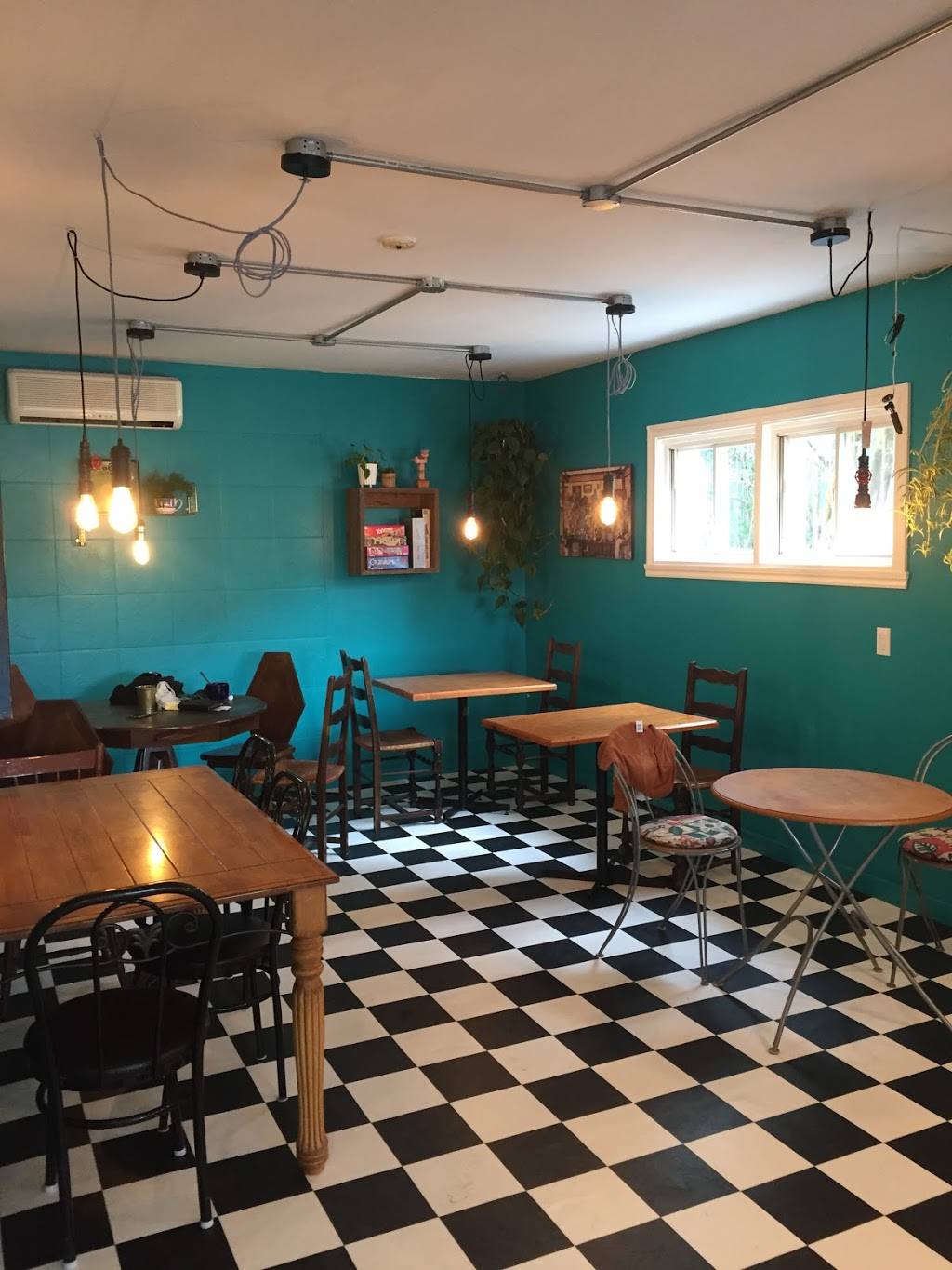 CHEZ LUC- Café et Boutique pour animaux | restaurant | 1050 Boulevard Laurier E, Saint-Hyacinthe, QC J2T 1K1, Canada | 4502523647 OR +1 450-252-3647