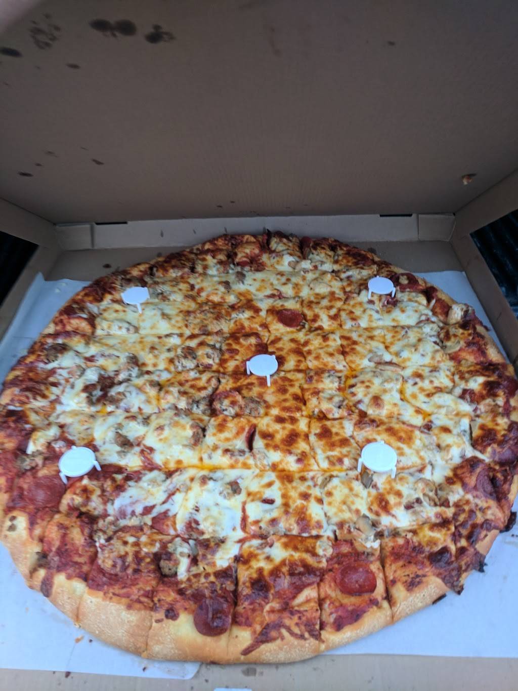 Reginas Pizza | restaurant | 2160 East Ave, Akron, OH 44314, USA | 3307537797 OR +1 330-753-7797