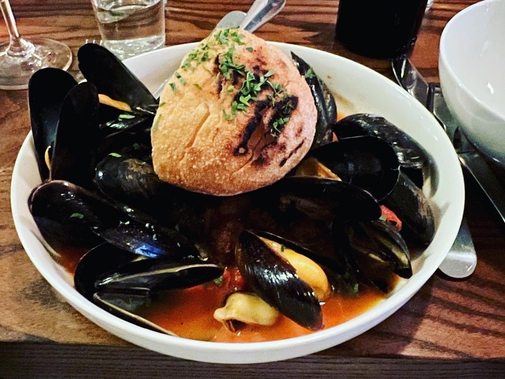 Earls Premier | restaurant | 651 E 59th St, Kansas City, MO 64110, USA | 8162553600 OR +1 816-255-3600