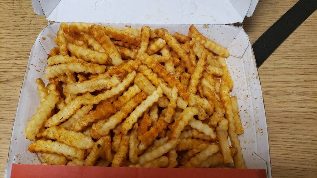 Chickies & Petes | restaurant | 8000 Essington Ave, Philadelphia, PA 19153, USA | 2154921329 OR +1 215-492-1329