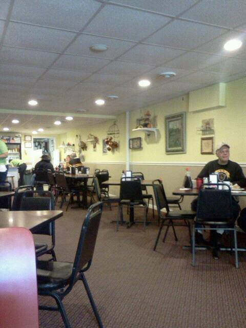 Aprils Downtown Diner | restaurant | 118 N Franklin St, Manchester, IA 52057, USA | 5639271075 OR +1 563-927-1075