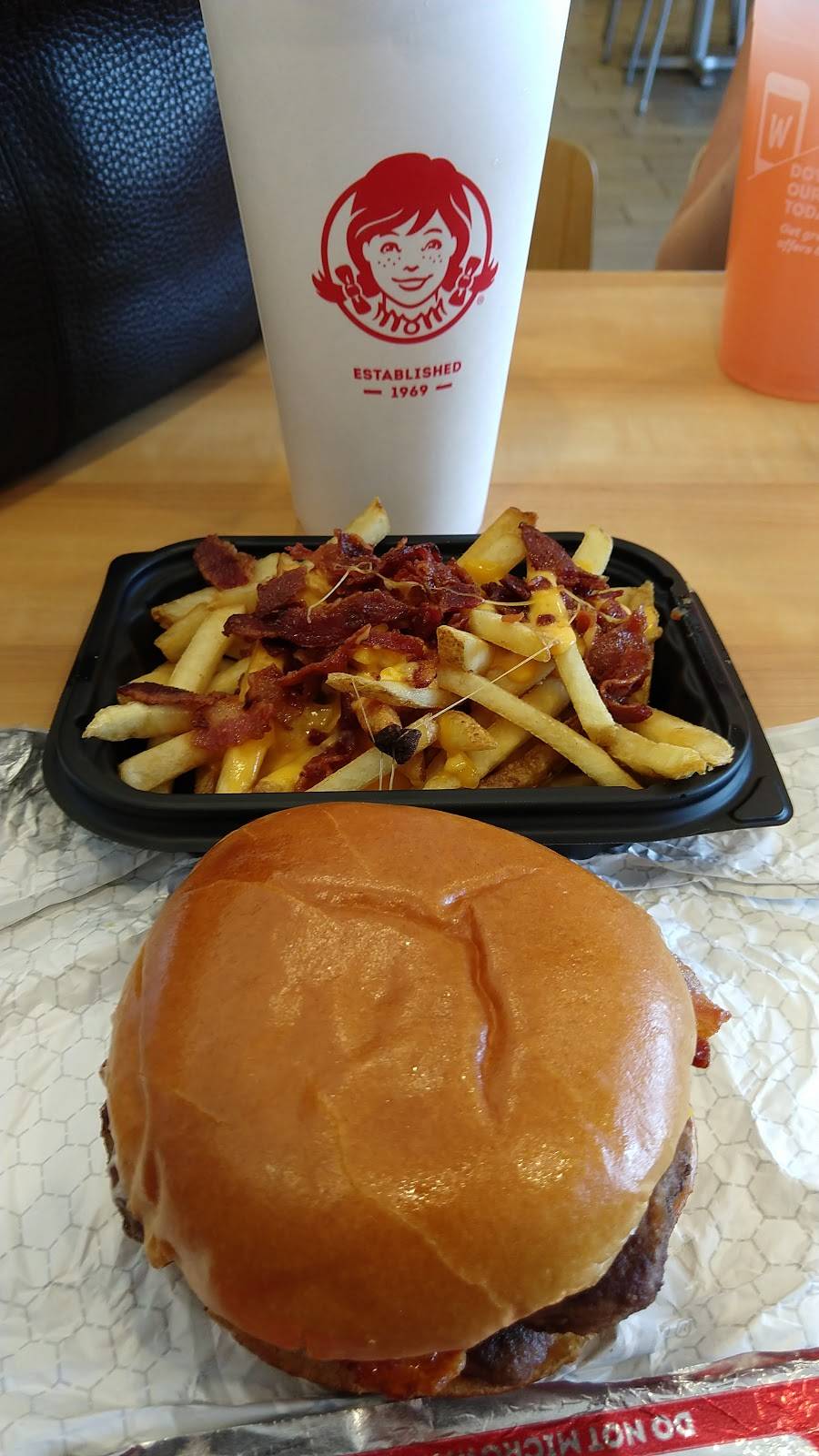 Wendys | restaurant | 210 E Rollins Rd, Round Lake Beach, IL 60073, USA | 8472018046 OR +1 847-201-8046