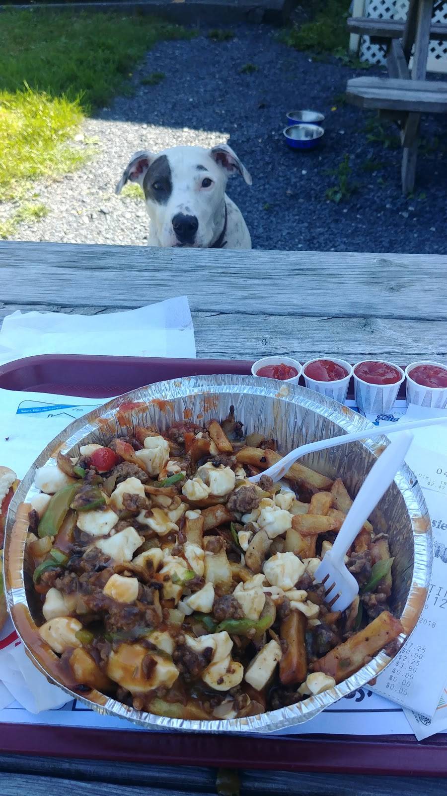 Restaurant Monsieur Poutine | restaurant | 4676 QC-112, Ascot Corner, QC J0B, Canada | 8198200220 OR +1 819-820-0220