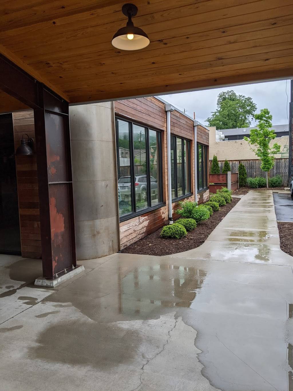 Iconic Kitchen & Drinks | restaurant | 63 Southside Ave, Asheville, NC 28801, USA | 8285053157 OR +1 828-505-3157