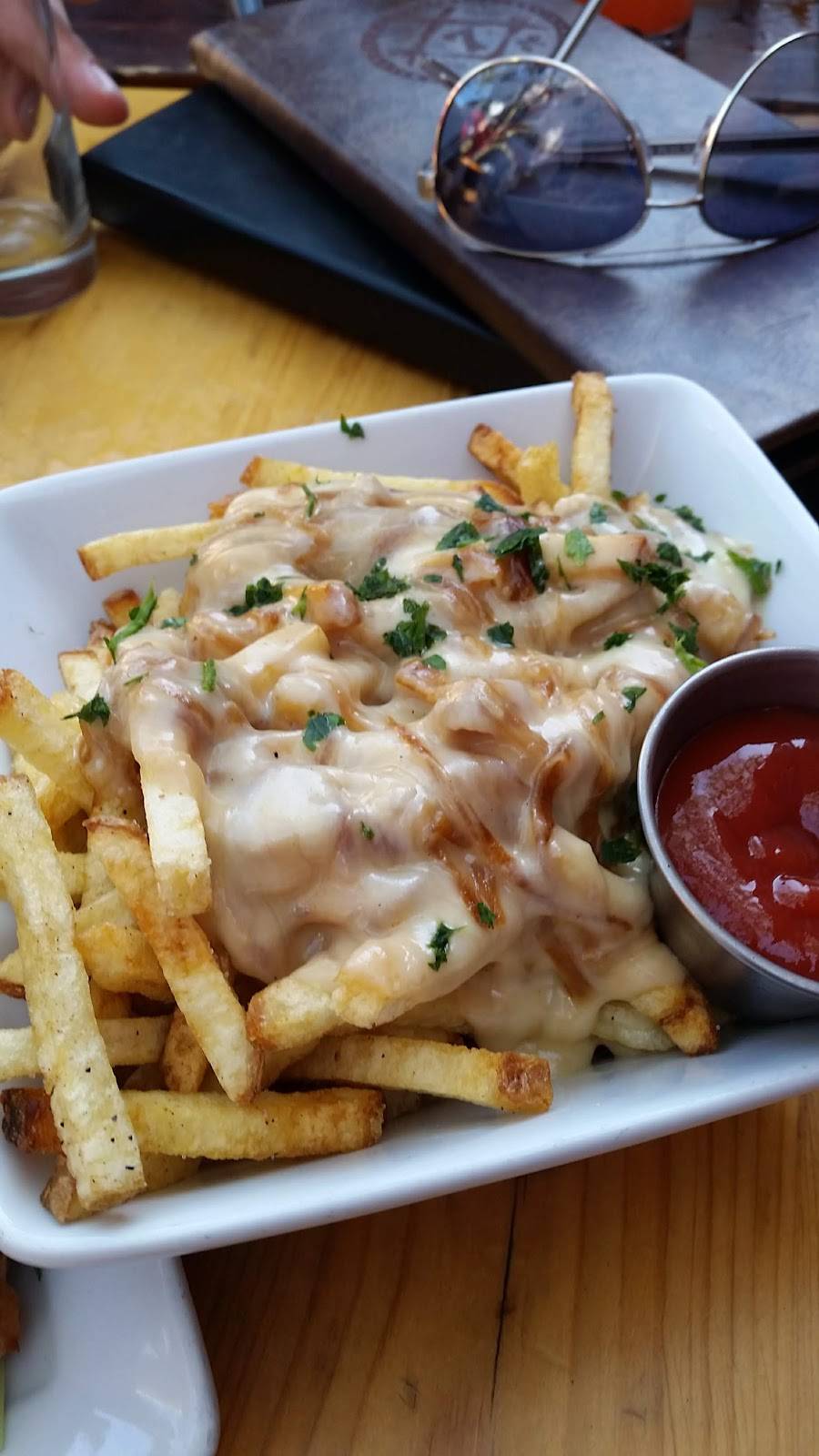 Seven Bar & Kitchen | restaurant | 224 Helena Ave, Santa Barbara, CA 93101, USA | 8058450377 OR +1 805-845-0377