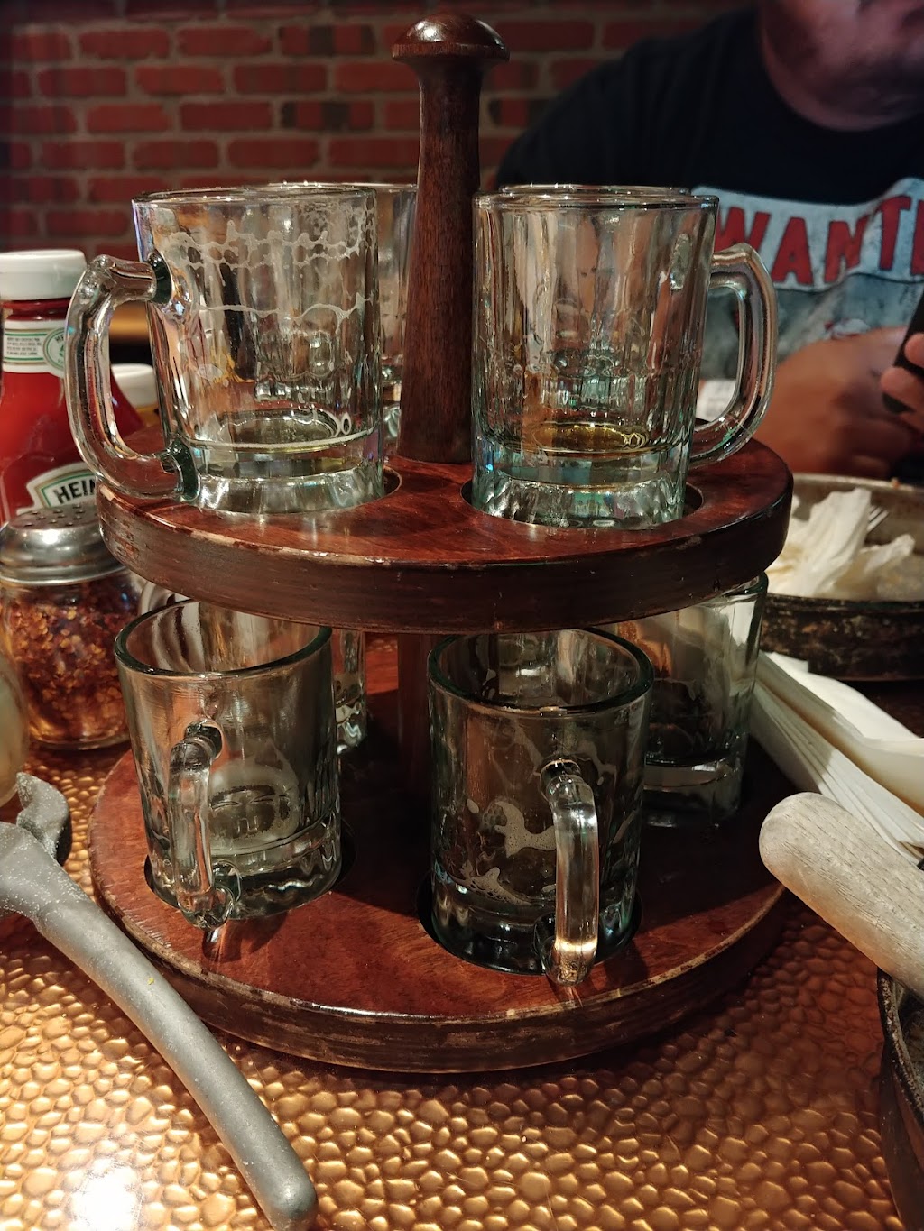 Chicago Brewing Co at Four Queens | restaurant | 202 E Fremont St, Las Vegas, NV 89101, USA | 7023854011 OR +1 702-385-4011