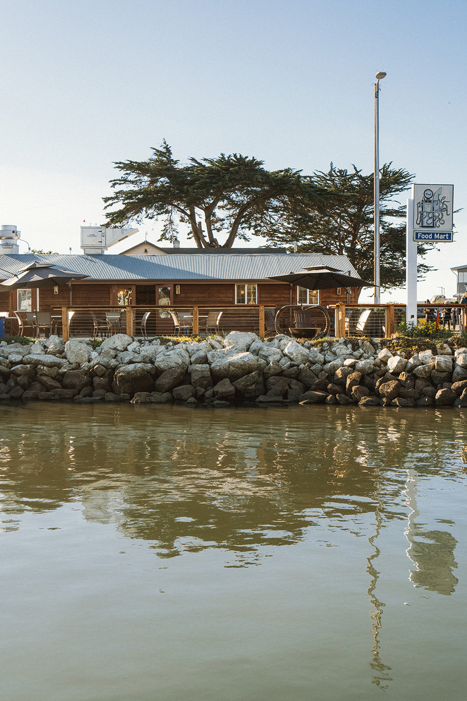 Woodward Marine Market | restaurant | 10932 Clam Way, Moss Landing, CA 95039, USA | 8316320857 OR +1 831-632-0857