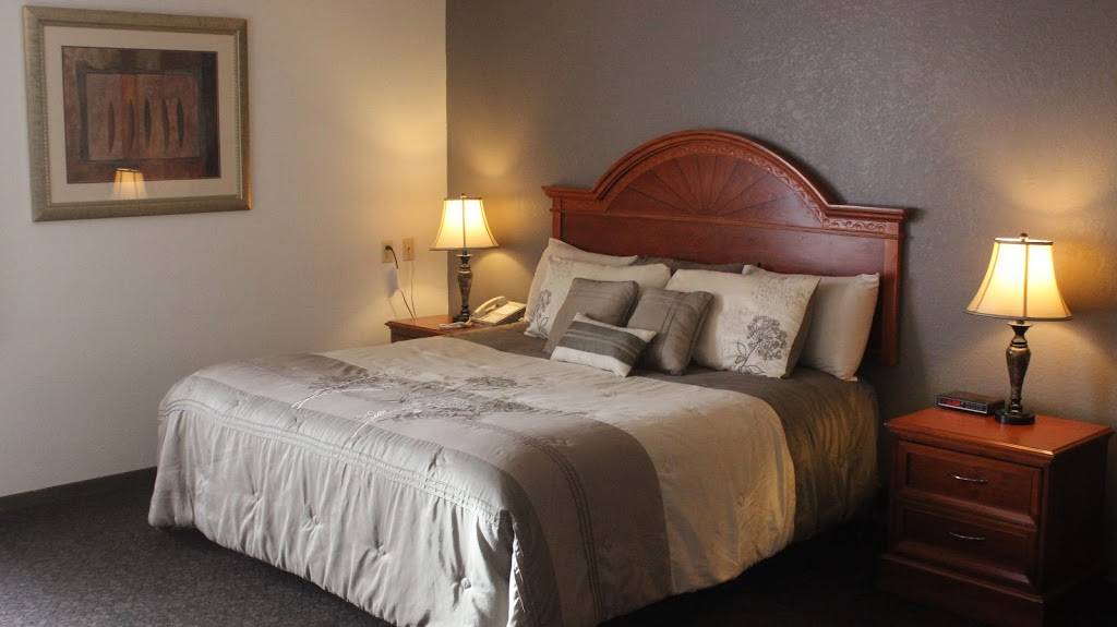 Shawano Four Seasons Resort | restaurant | 1352, 201 Airport Rd, Shawano, WI 54166, USA | 8555748501 OR +1 855-574-8501