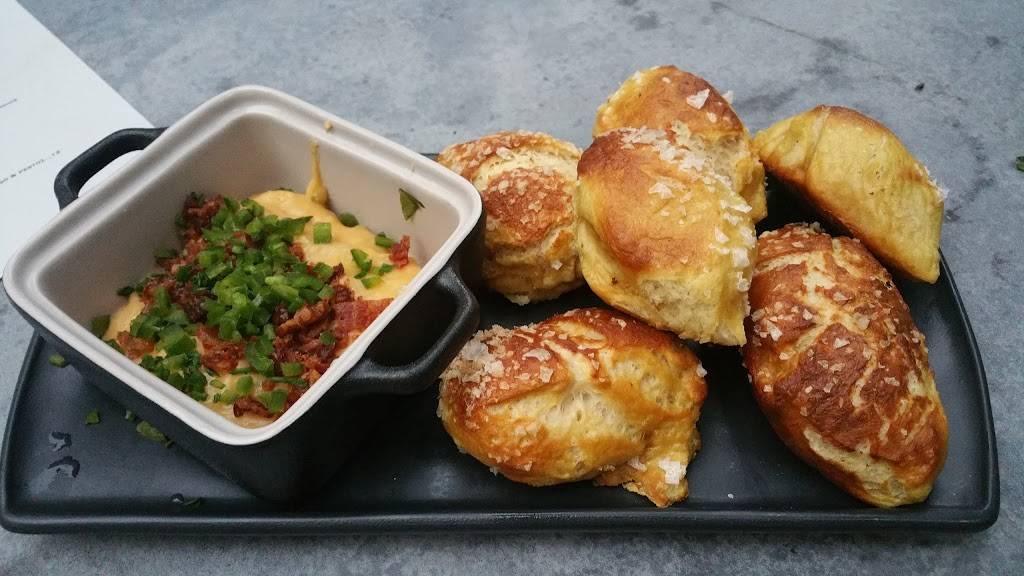 Raleighs Bar & Grill | restaurant | 2438 Telegraph Ave, Berkeley, CA 94704, USA | 5102805319 OR +1 510-280-5319