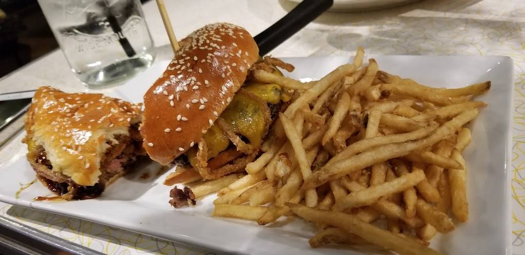 Lucilles Smokehouse Bar-B-Que | restaurant | 24201 W, Valencia Blvd, Valencia, CA 91355, USA | 6612551227 OR +1 661-255-1227