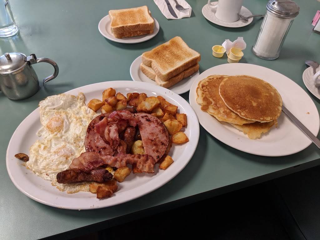 Ednas Restaurant | restaurant | 592 Notre Dame St, Belle River, ON N0R 1A0, Canada | 5197284462 OR +1 519-728-4462