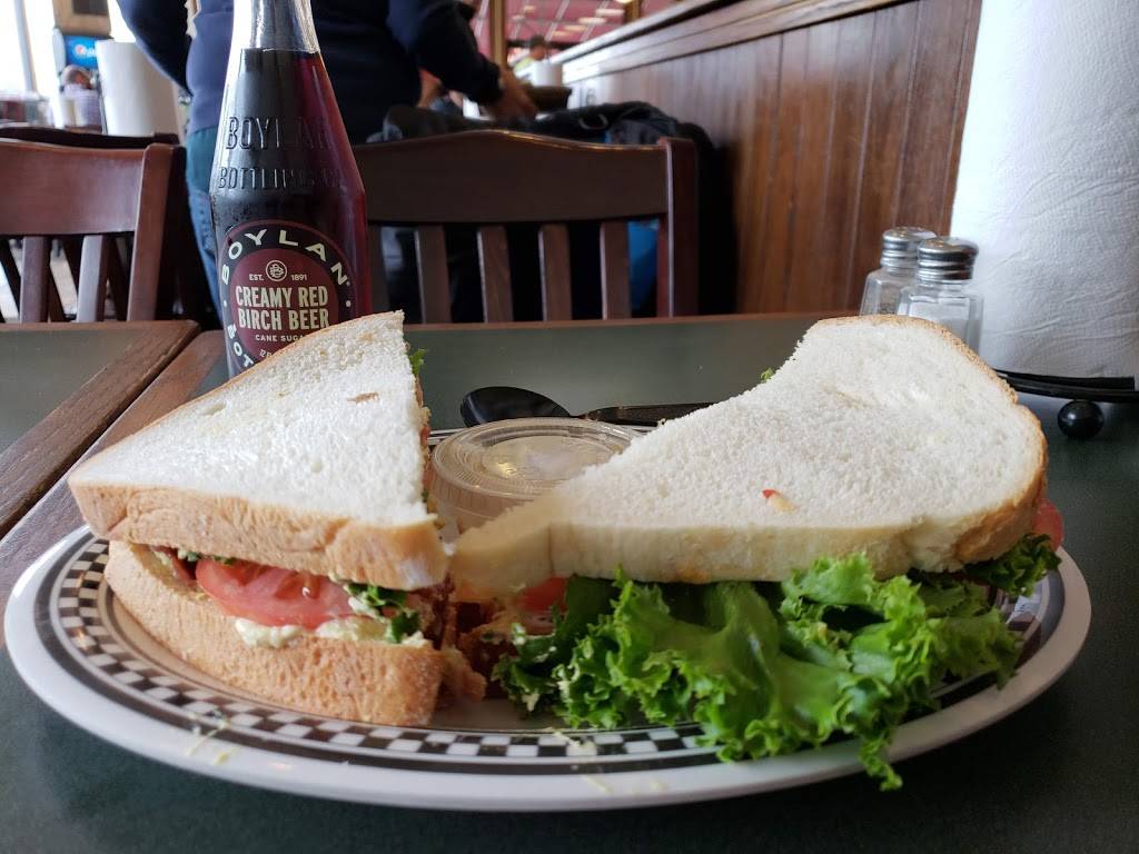 Heidis Brooklyn Deli | restaurant | 624 Turner St, Auburn, ME 04210, USA | 2077843434 OR +1 207-784-3434