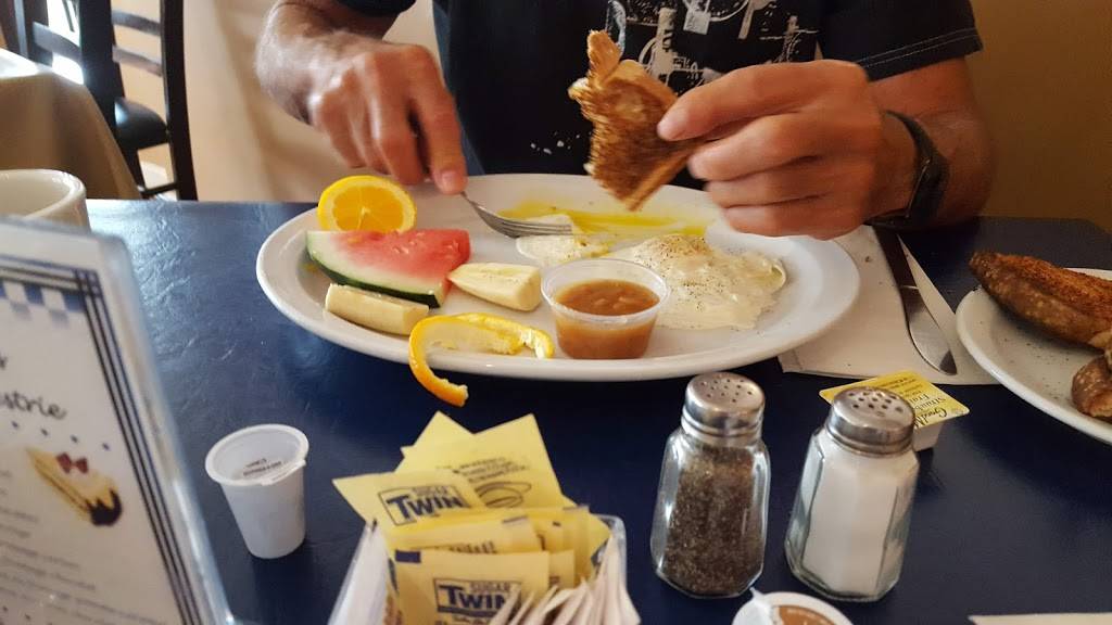 Resto dlestrie | restaurant | 714 Rue du Sud, Cowansville, QC J2K 2Y1, Canada | 4509553286 OR +1 450-955-3286