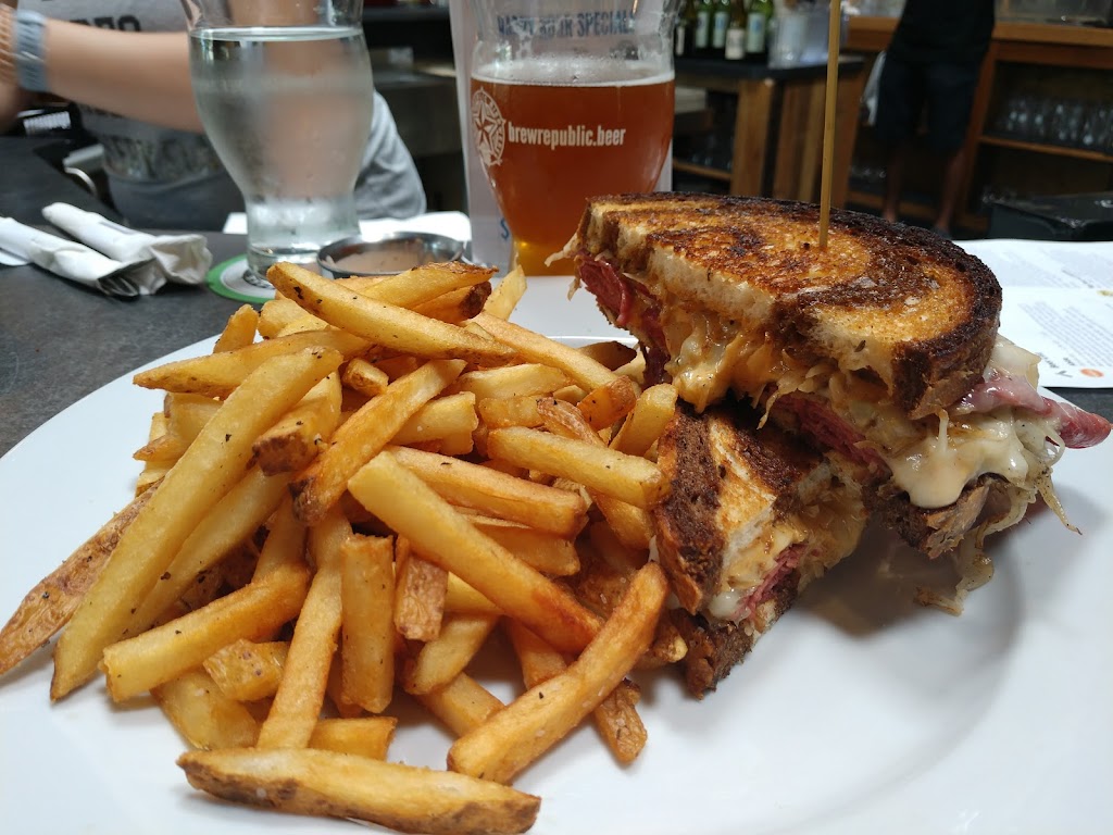 Brew Republic Bierwerks | restaurant | 15201 Potomac Town Pl, Woodbridge, VA 22191, USA | 7035947950 OR +1 703-594-7950