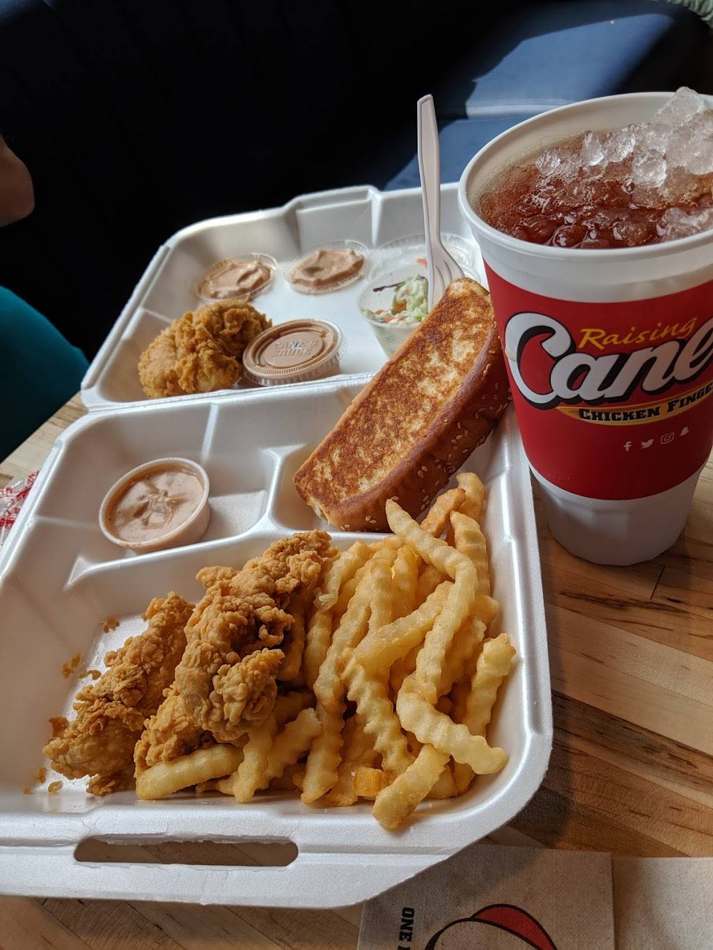 Raising Canes Chicken Fingers | restaurant | 450 Boardman Poland Rd, Youngstown, OH 44512, USA | 2342286364 OR +1 234-228-6364