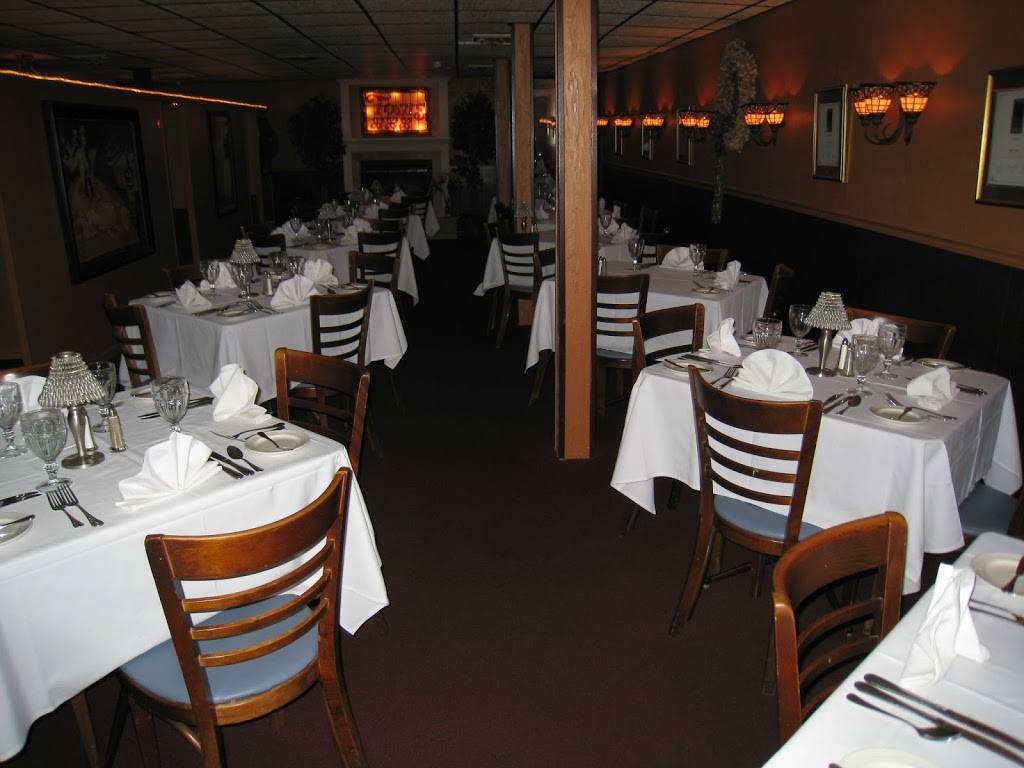 Toms Place | restaurant | 17107 US-51, De Soto, IL 62924, USA | 6188673033 OR +1 618-867-3033