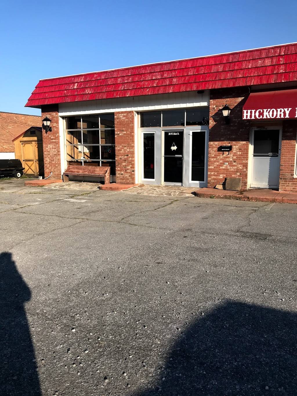Hickory House Bbq | restaurant | 385 W Main St, Wytheville, VA 24382, USA | 2763352211 OR +1 276-335-2211
