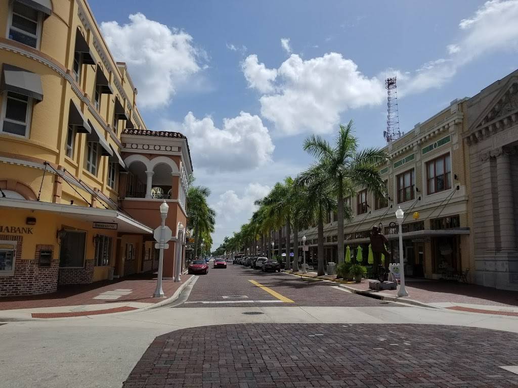 Starbucks | cafe | 1514 Broadway, Fort Myers, FL 33901, USA | 2393341094 OR +1 239-334-1094