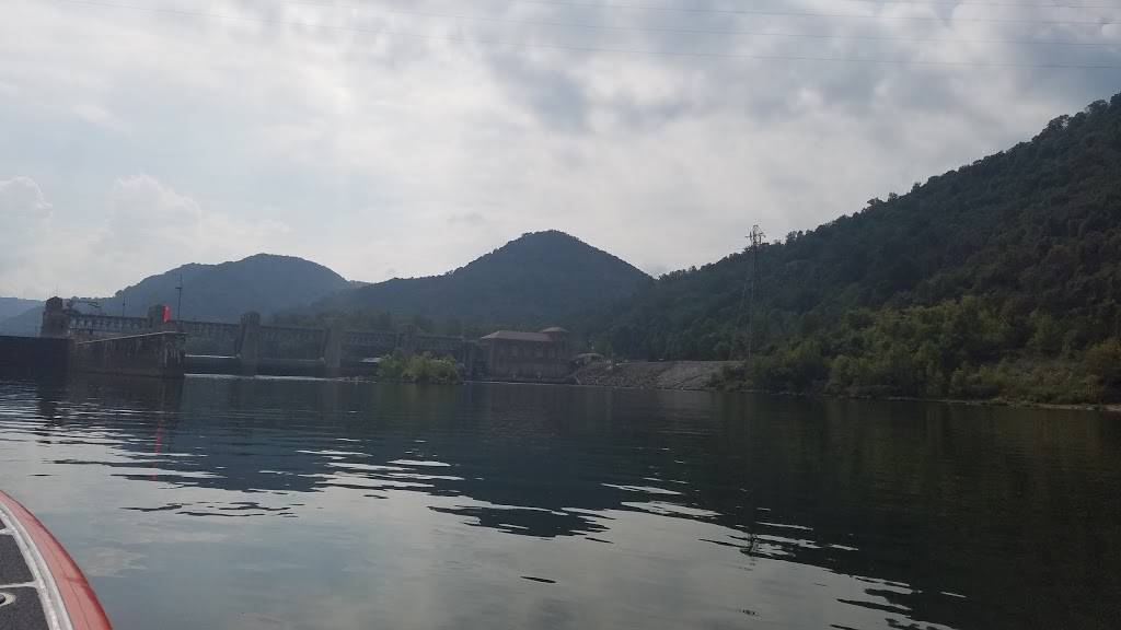 Dogs on the Run | restaurant | 60 Old Town Rd, Handley, WV 25102, USA | 6812218000 OR +1 681-221-8000