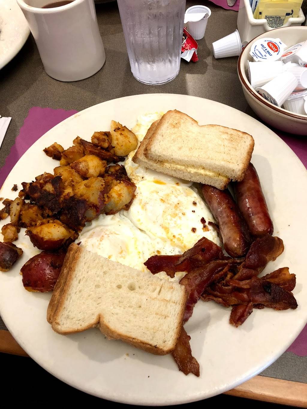 The Commons Neighborhood Eatery | cafe | 20 Central St, Foxborough, MA 02035, USA | 5085434432 OR +1 508-543-4432