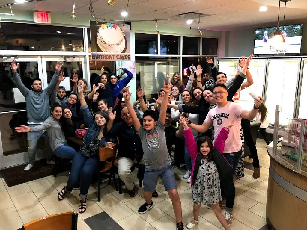 Twister Ice Cream | restaurant | 164 White St, Danbury, CT 06810, USA | 2037487020 OR +1 203-748-7020