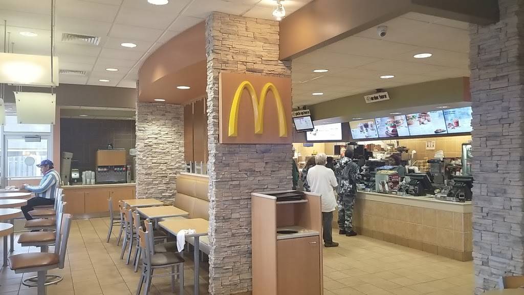 McDonalds | cafe | 2211 Green Bay Rd, North Chicago, IL 60064, USA | 8474731699 OR +1 847-473-1699