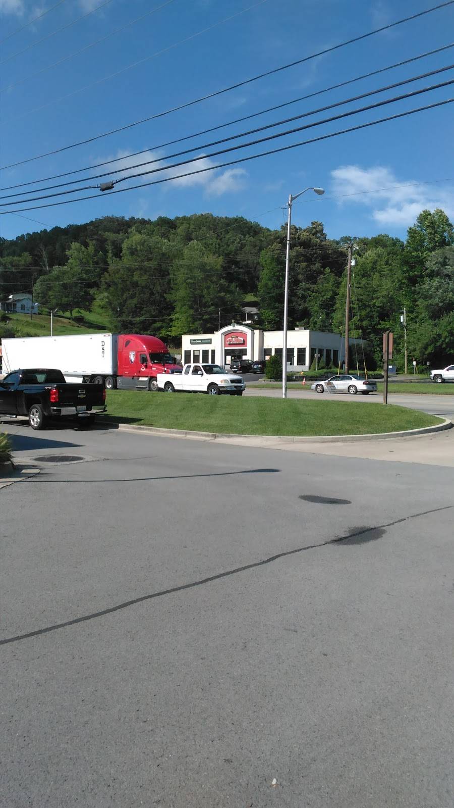 Papa Johns Pizza | restaurant | 418 N S Broad St, New Tazewell, TN 37825, USA | 4238517272 OR +1 423-851-7272