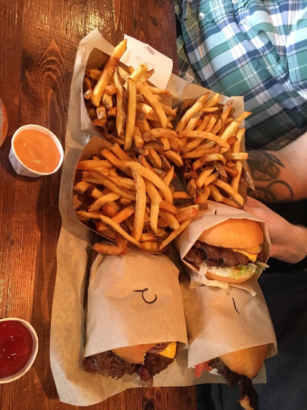 The Sear Shack Burgers and Fries | restaurant | 875 W Poplar Ave Suite 6, Collierville, TN 38017, USA | 9018614100 OR +1 901-861-4100