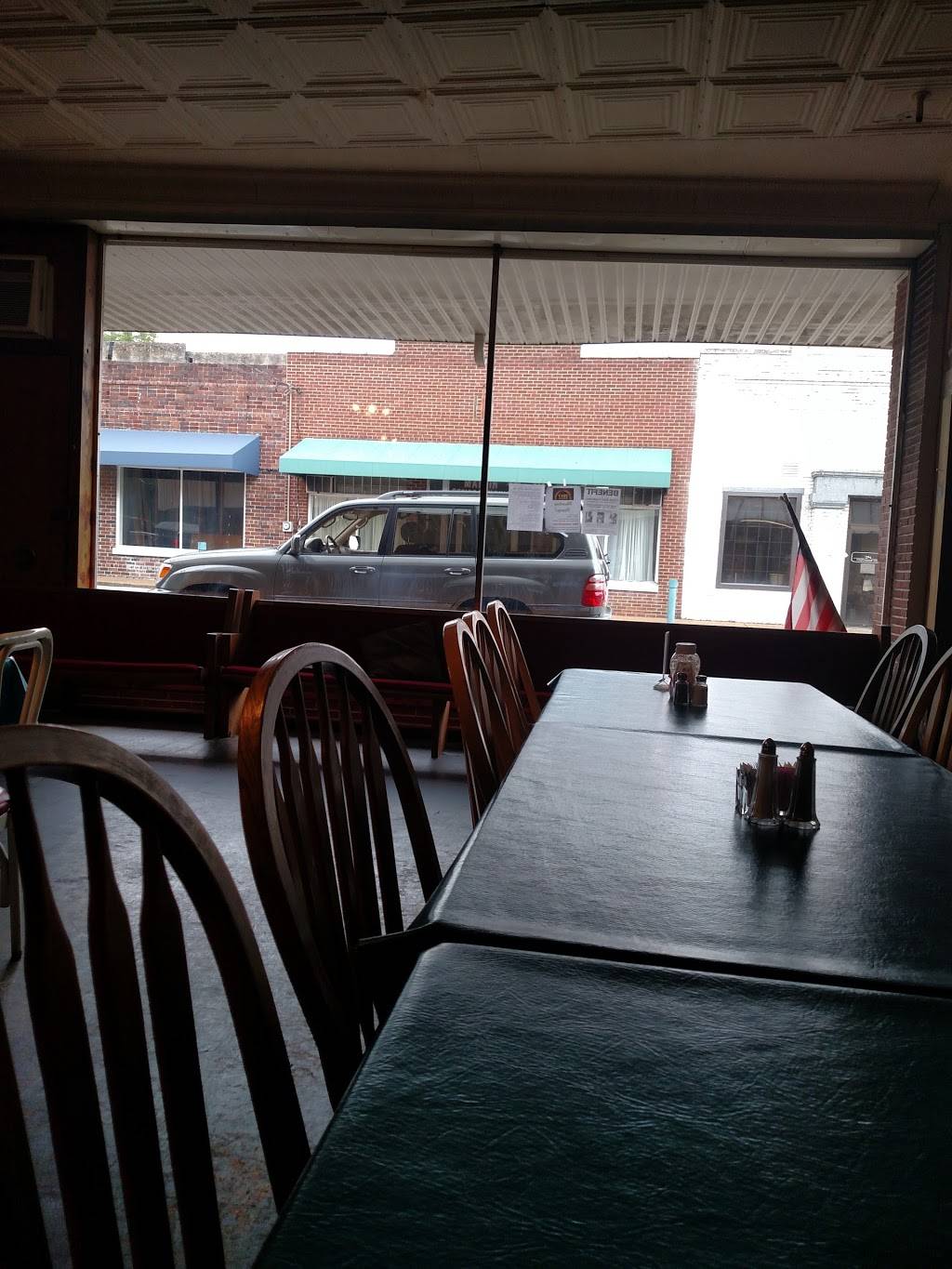 Dixie Cafe | restaurant | 31 Courthouse Square, Byrdstown, TN 38549, USA | 9318646535 OR +1 931-864-6535