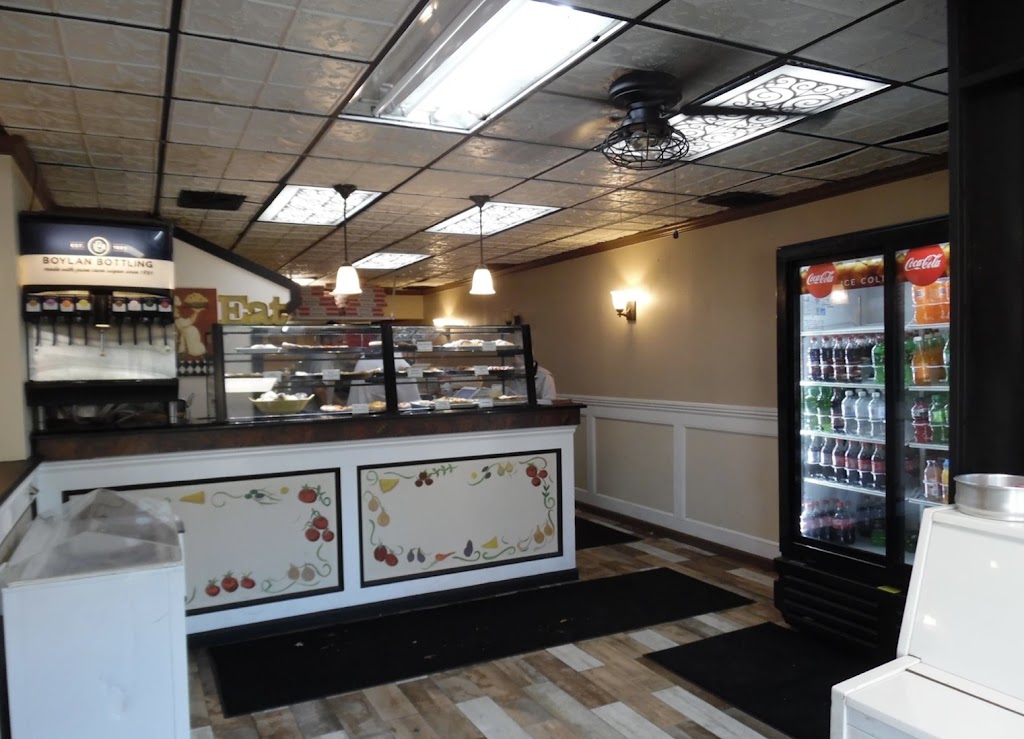 Rufinis Pizza Restaurant | restaurant | 70 Forest Ave, Glen Cove, NY 11542, USA | 5162771348 OR +1 516-277-1348