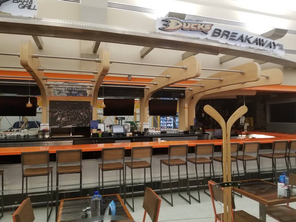 Ducks Breakaway Bar & Grill | restaurant | 18601 Airport Way, Santa Ana, CA 92707, USA | 9492525200 OR +1 949-252-5200