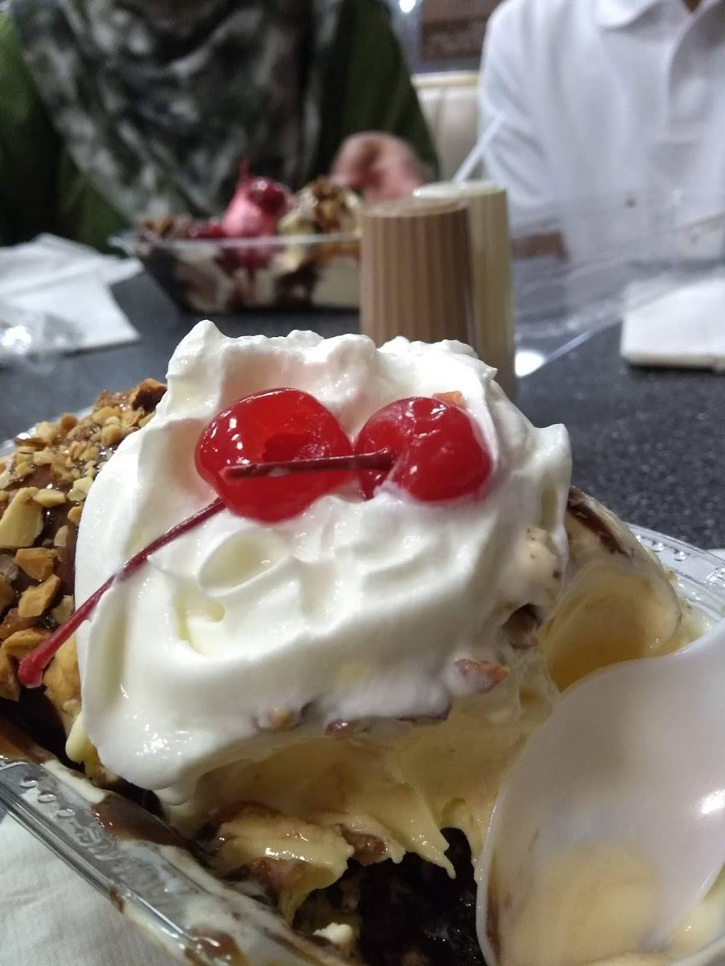 Braums Ice Cream & Burger Restaurant | restaurant | 4717 E 51st St, Tulsa, OK 74135, USA | 9184927089 OR +1 918-492-7089