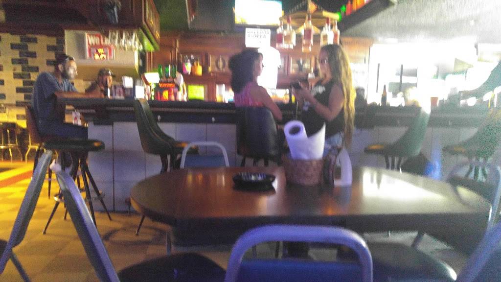 Woodys | restaurant | 737 Main St, Lapel, IN 46051, USA | 7655343878 OR +1 765-534-3878