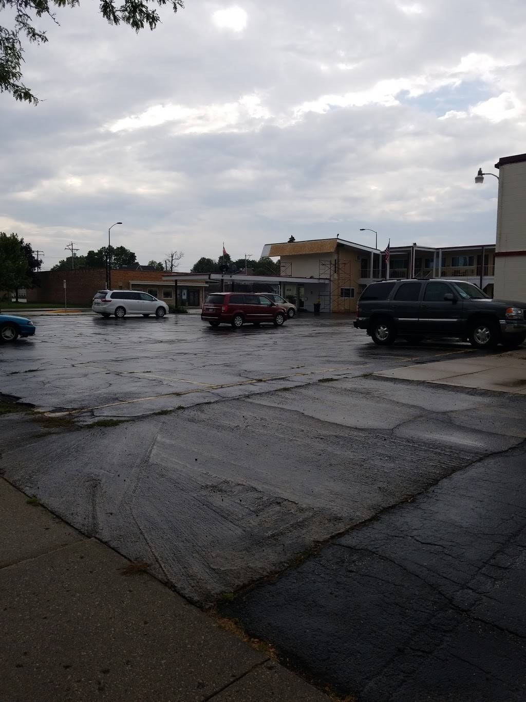 Village Inn Motel | restaurant | 119 N Monroe Ave, Green Bay, WI 54301, USA | 9204370525 OR +1 920-437-0525