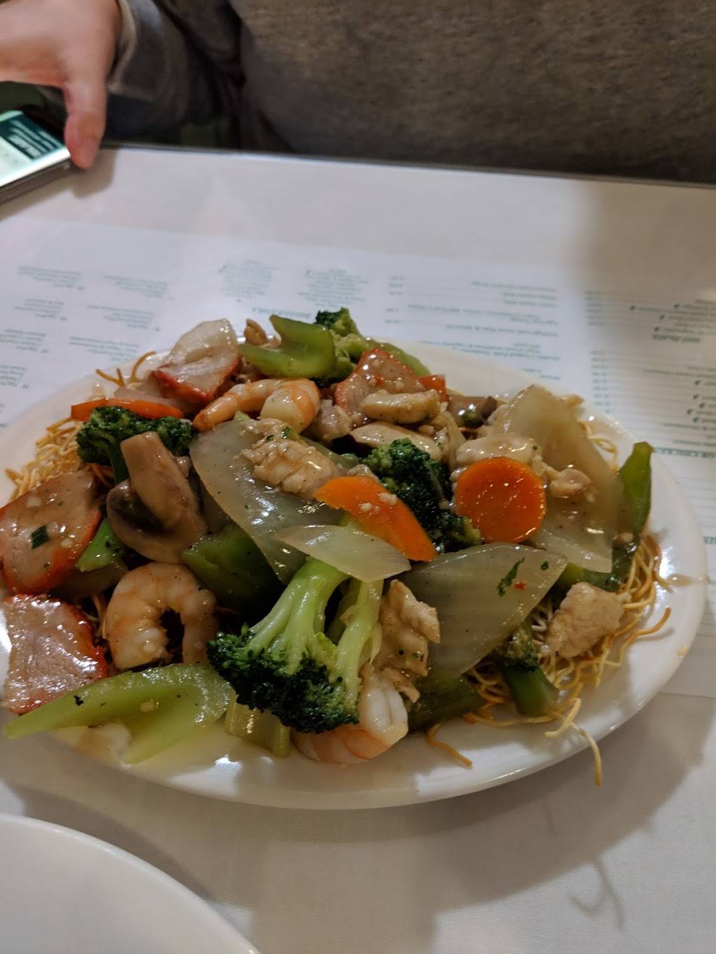 Lees Restaurant & Tavern | restaurant | 3521 Portage Rd, Niagara Falls, ON L2J 2K5, Canada | 9053574600 OR +1 905-357-4600