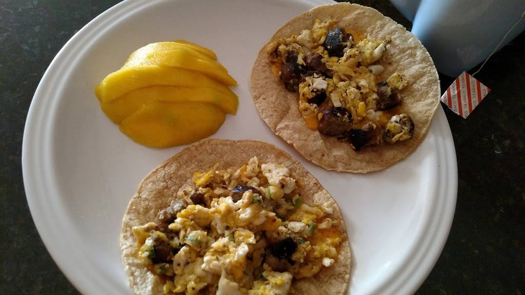 Denden Restaurant | restaurant | 6635 N Clark St, Chicago, IL 60626, USA | 7739734752 OR +1 773-973-4752