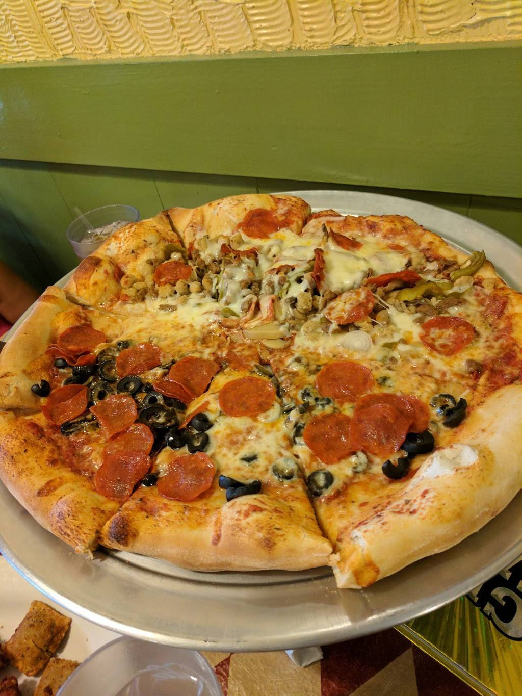 Pinos Pizza | restaurant | 6288 Buggs Island Rd, Boydton, VA 23917, USA | 4347386999 OR +1 434-738-6999