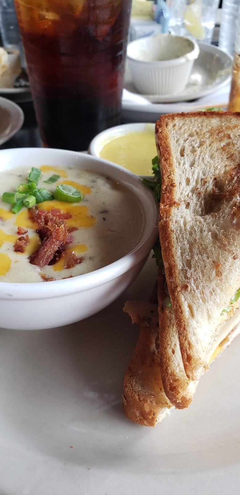 Raffertys | restaurant | 1865 Alysheba Way, Lexington, KY 40509, USA | 8592648900 OR +1 859-264-8900