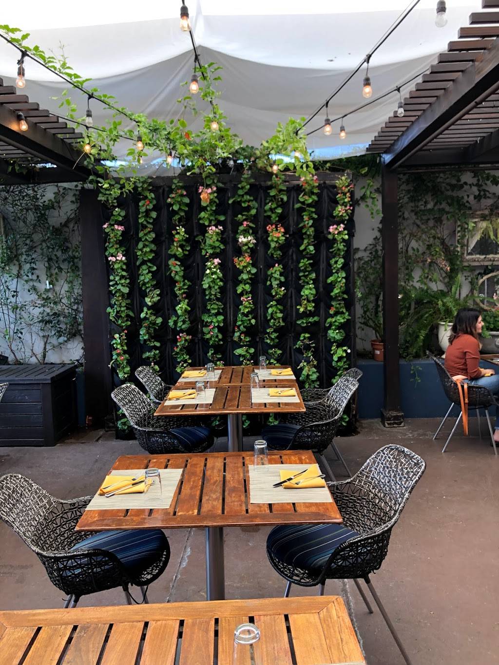 Cattle & Claw | restaurant | 8555 Beverly Blvd suite b, Los Angeles, CA 90048, USA | 3107701654 OR +1 310-770-1654